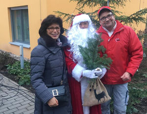 AWO-Geschäftsführerin Petra Köllner-Hack und der Ortsvereinsvorsitzende Michael Klippstein begrüßten den Weihnachtsmann.