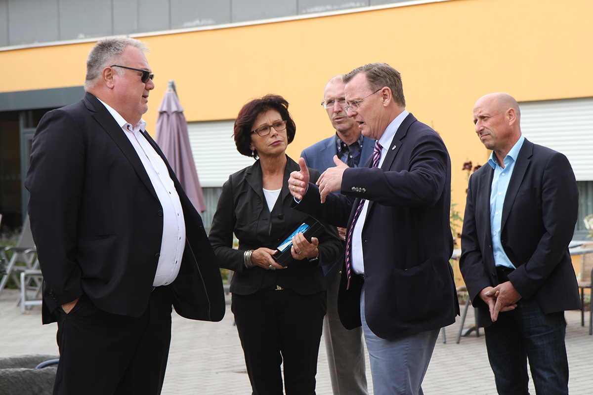 Bodo Ramelow (2.v.r.) besuchte den AWO Seniorenpark "An den drei Teichen" in Ohrdruf; v.l.n.r.: AWO AJS-Geschäftsführer Michael Hack, Petra Köllner-Hack, Geschäftsführerin der AWO-Soziale Dienste gGmbH Gotha, der Landtagsabgeordnete Dr. Werner Pidde, Bodo Ramelow, der Ohrdrufer Bürgermeister Stefan Schambach