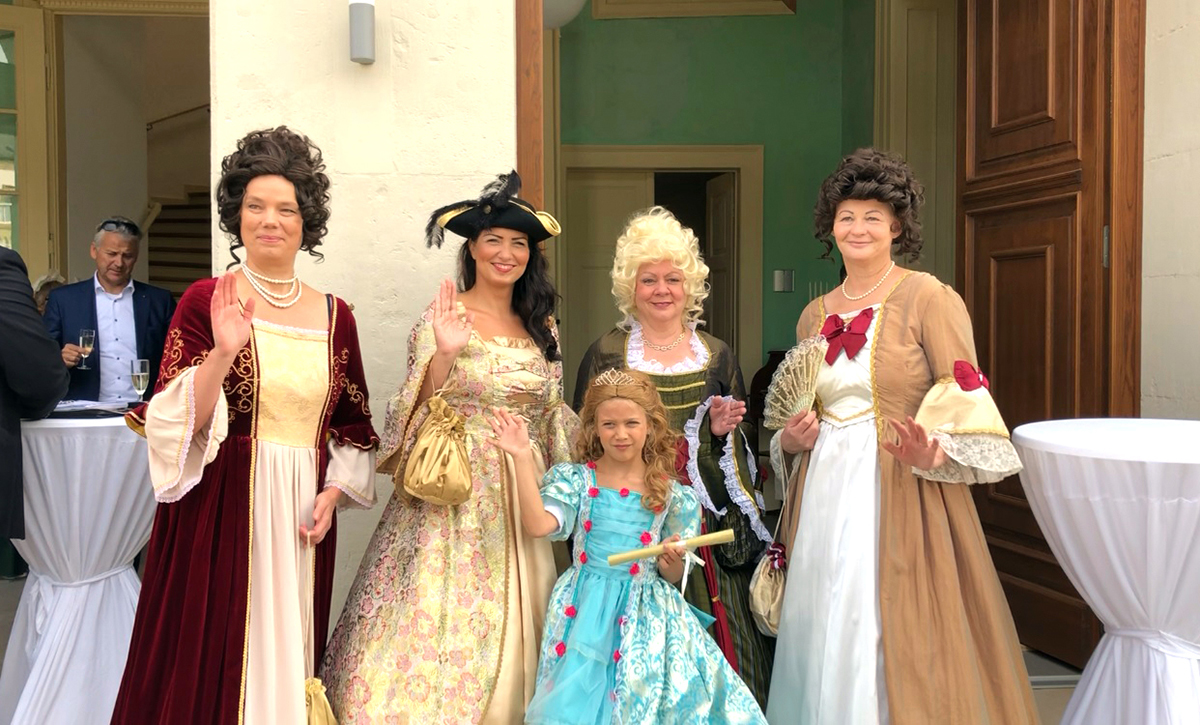 Herzlich willkommen! Peggy Kiesner, Adrienn Altmann, Anett Dang Quoc, Ines Ritter und die kleine Prinzessin Emilia begrüßten die Gäste
