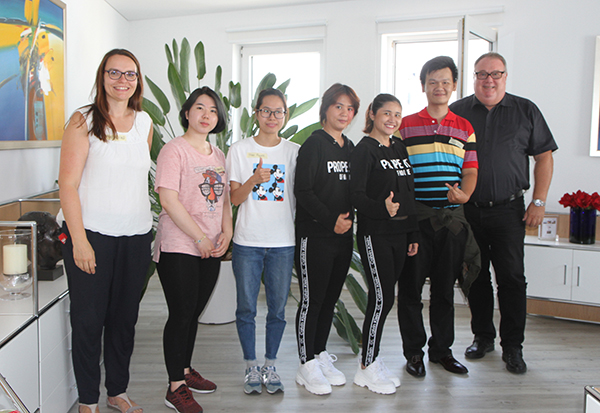Die AWO AJS gGmbH begrüßt insgesamt 14 Pflegeschüler*innen aus Vietnam.