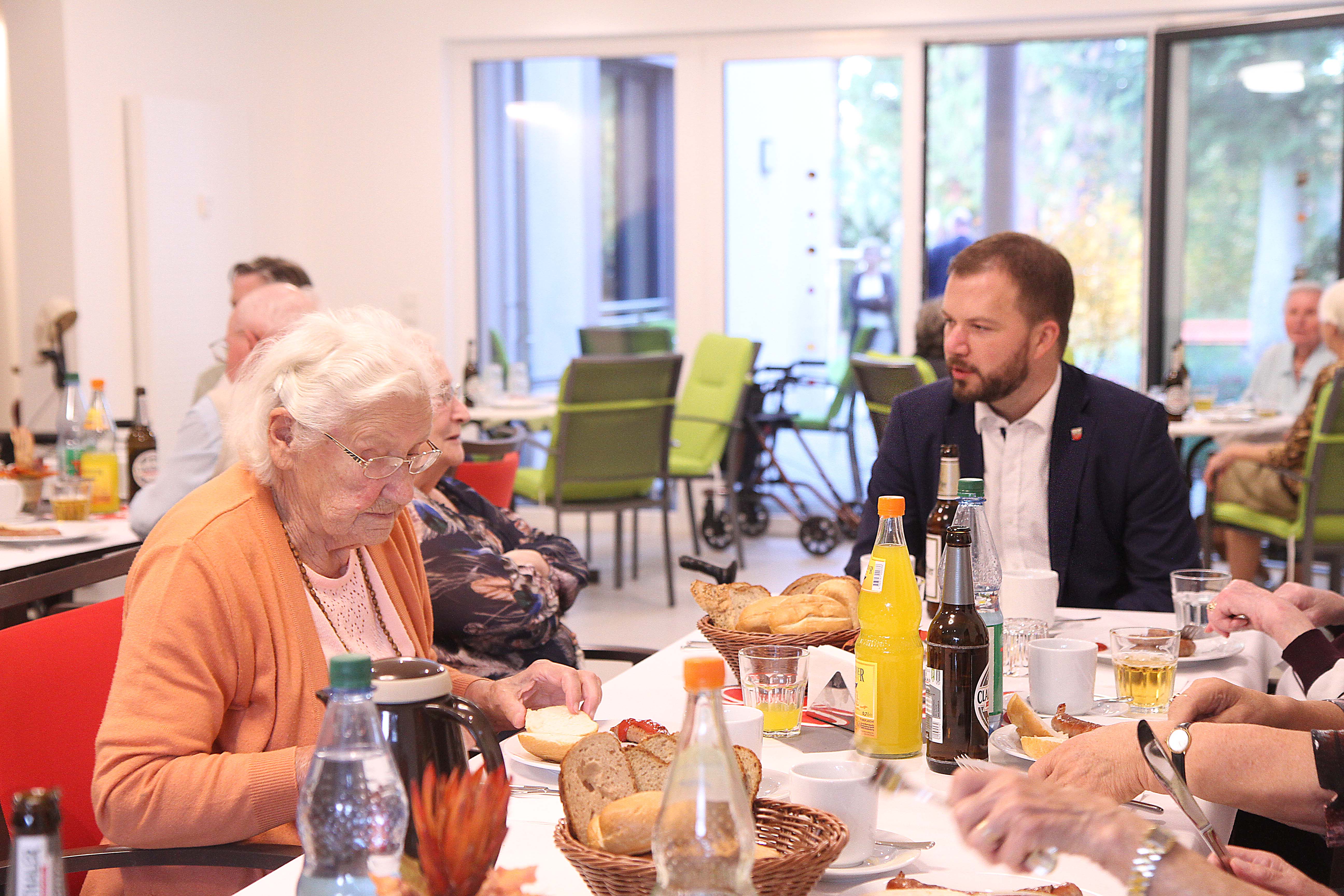 Der Gothaer Landrat Onno Eckert im Gespräch mit den Mieter*innen des "Alexandrinenhof"