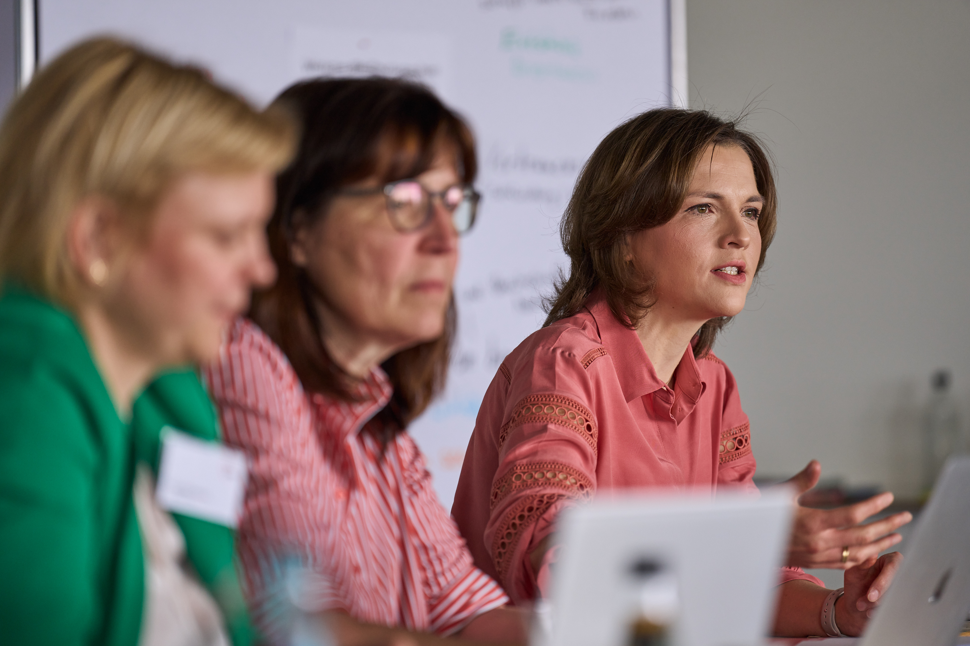 v.r.: Bundestagsbgeordnete Elisabeth Kaiser, AWO-Landesvorsitzende Petra Rottschalk und AWO-Landesgeschäftsführerin Katja Glybowskaja