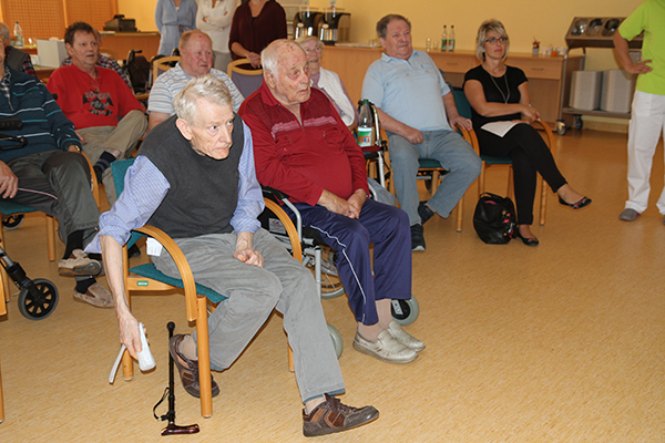 Wii-Bowling kann ganz unkompliziert im Sitzen ausgeführt werden und ist daher auch für Menschen mit Handicaps gut geeignet.