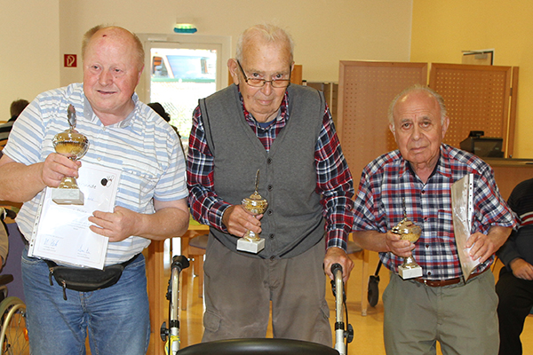Die Sieger in der Senioren-Wertung: Gerd Haubold aus Hainichen (links) belegte Platz 1 vor Siegfried Henning (rechts) und Helmut Kursawe aus Schlotheim 